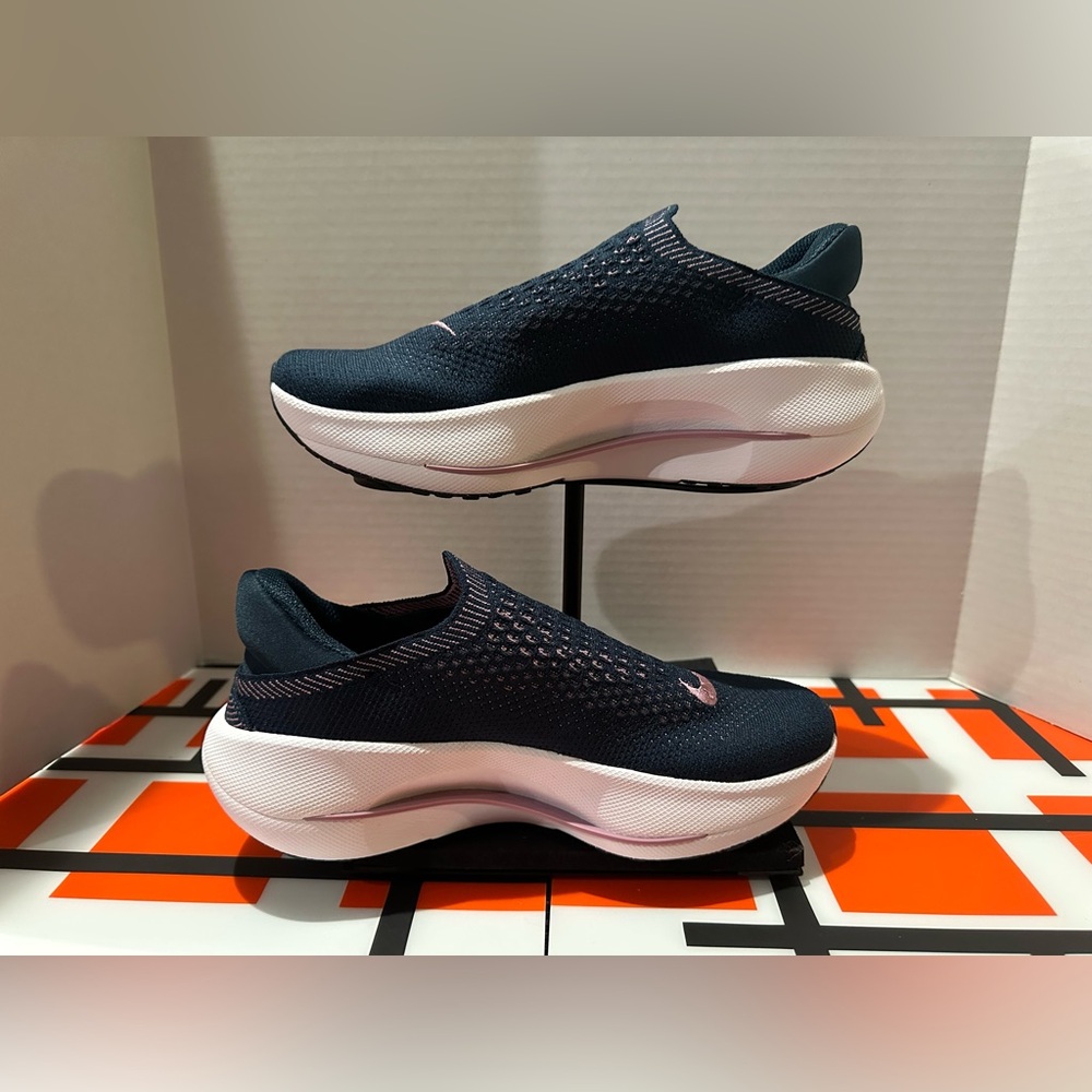 Nike Women's Reina EasyOn - Brand NEW!